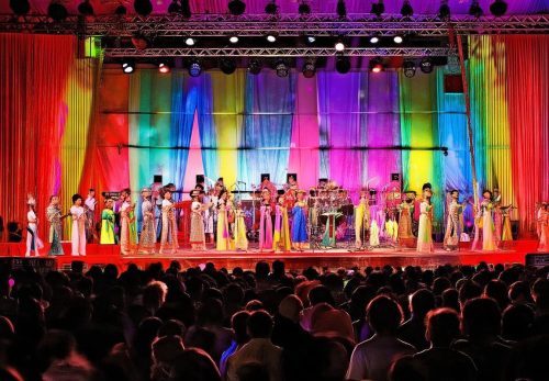 Live Show Âm Nhạc: Sự Kết Hợp Độc Đáo và Nghệ Sĩ Nổi Tiếng trong Âm Nhạc và Đời Sống Văn Hóa
