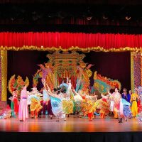 Biểu diễn Văn hóa Việt Nam: Điệu múa truyền thống, Âm nhạc dân tộc, Trang phục truyền thống, Buổi biểu diễn trực tiếp