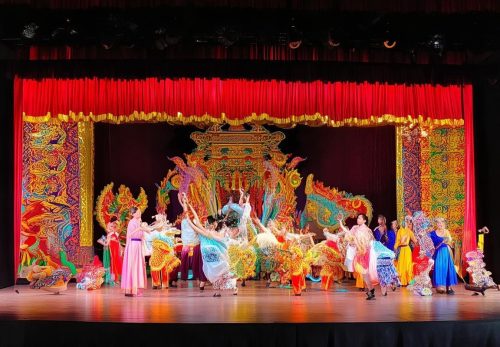 Biểu diễn Văn hóa Việt Nam: Điệu múa truyền thống, Âm nhạc dân tộc, Trang phục truyền thống, Buổi biểu diễn trực tiếp